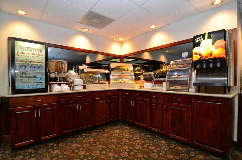Baymont By Wyndham Madisonville Restaurant photo